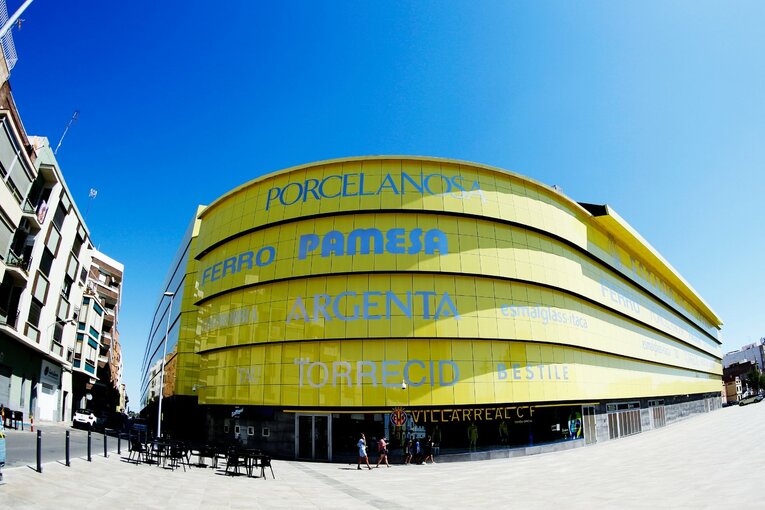 地域の主工業となるタイル、そしてチームカラーの黄色を全面に押し出したスタジアム外観。一般住宅と隣接する