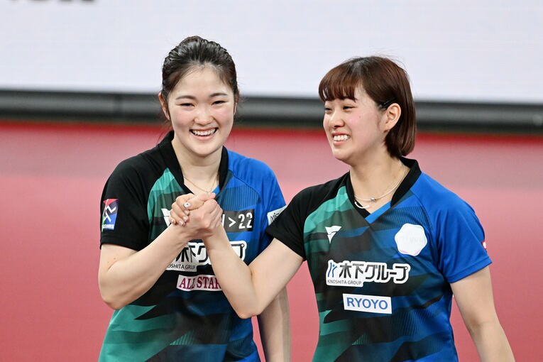 木原（左）と長崎ペア。平野・張本ペアも出場した2024年の全日本選手権も制した　©AFLO