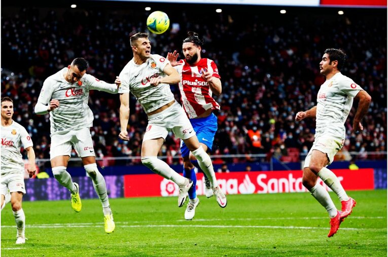 久保建英が“鉄壁アトレティコDF”をミスらせた　今季初ゴール写真に感じる「タケの厄介さ」とは〈撮影者の視点〉(14)