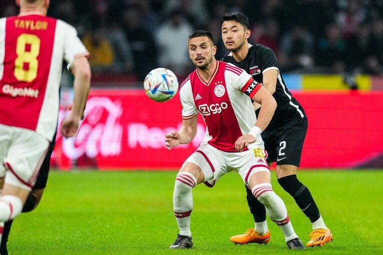 アヤックス戦、タディッチをマークする菅原。エールディビジでも28試合3得点（5月12日時点）の成績を残している　©Getty Images