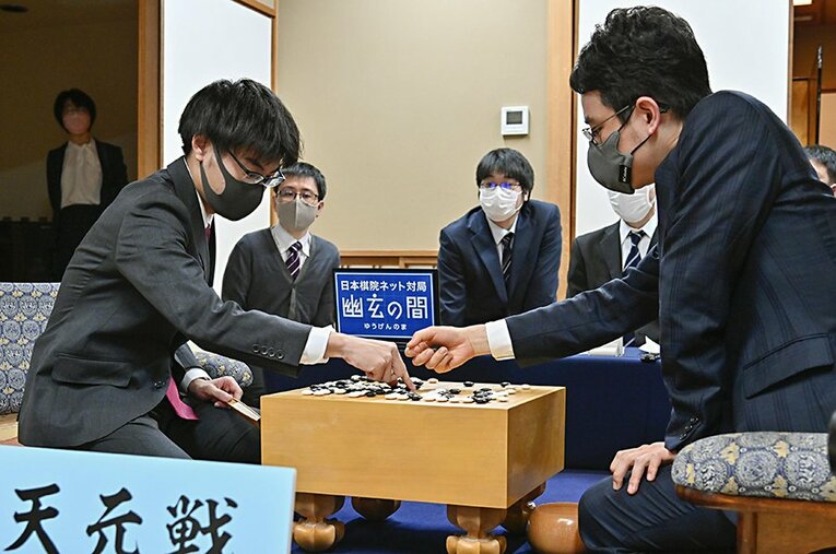 令和三羽ガラスの1人、一力遼（右）から天元のタイトルを奪取した関航太郎 ／ photograph by KYODO