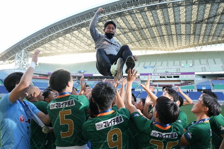 高円宮杯U-18プレミアリーグファイナルを制し、選手たちに胴上げされる青森山田・正木監督　©︎Hiroki Watanabe/Getty Images