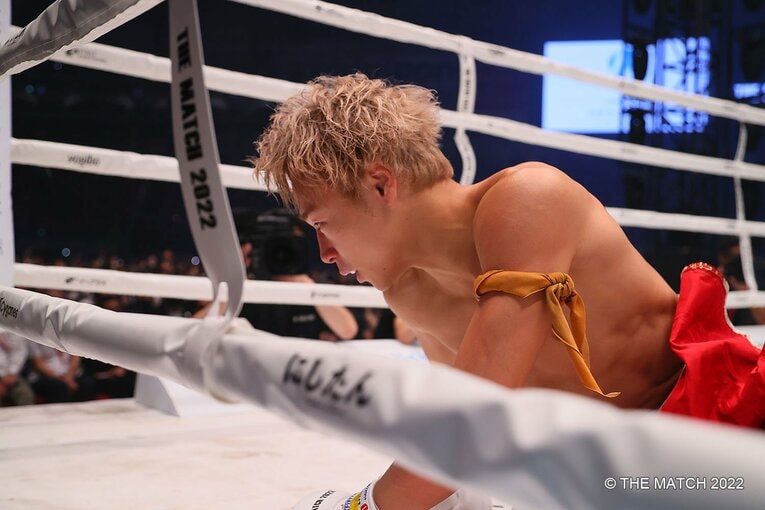 ダウンを喫した武尊　©THE MATCH 2022