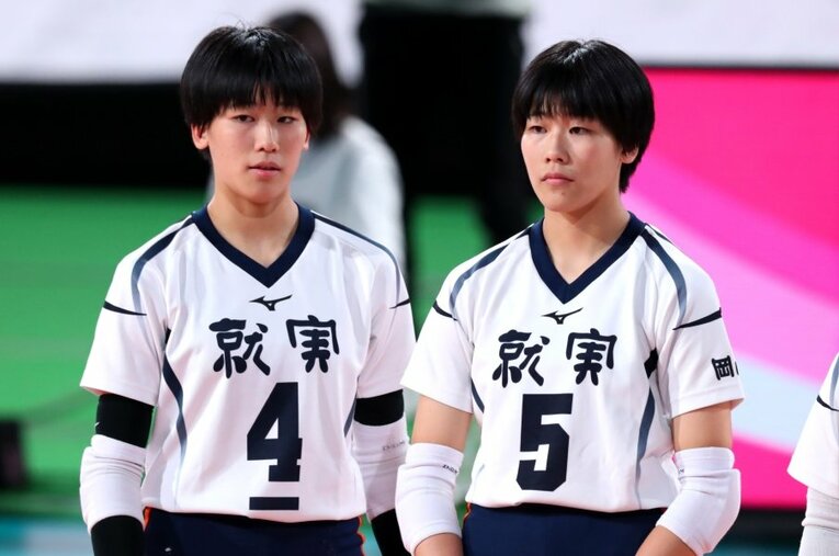 昨年、2年生ながら就実を春高制覇に導いた深澤めぐみ（左）と妹のつぐみ。王者として連覇に挑む ／ photograph by Yohei Osada/AFLO SPORT