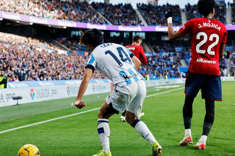 サイド突破を倒されて止められたがファール無しの判定に、ボールを投げつけ怒りを露わにしたシーンも（2枚中の2枚目）　©Daisuke Nakashima