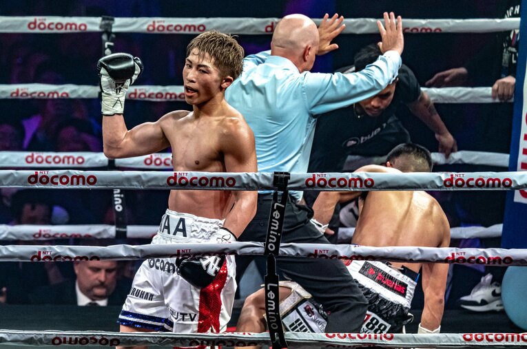 スーパーバンタム級2団体王者のタパレスに10回KO勝利をおさめた井上尚弥。元世界王者の飯田覚士がこの一戦を徹底解剖する ／ photograph by Takuya Sugiyama