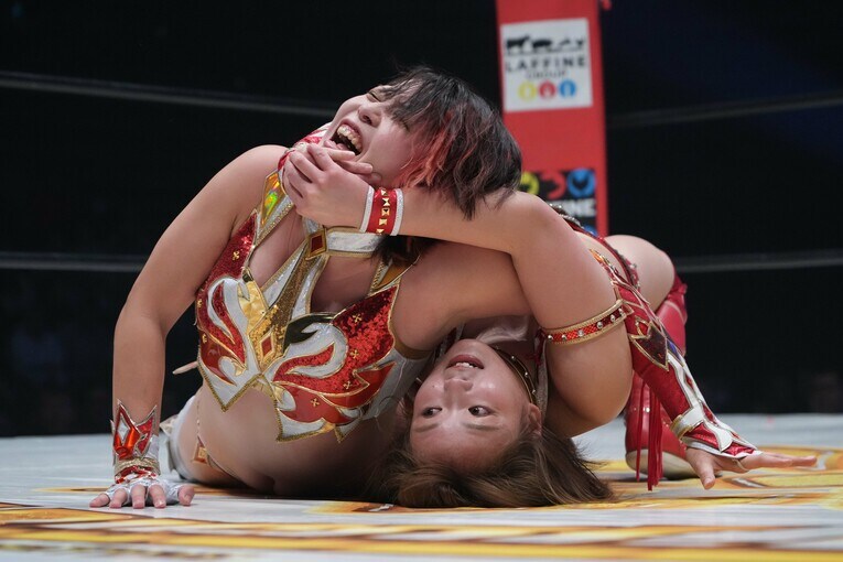 Sareeeの鎌固めに耐える林下詩美　©Essei Hara