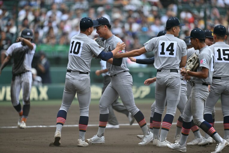 滋賀学園戦で好投した関を労う櫻田　©︎Hideki Sugiyama