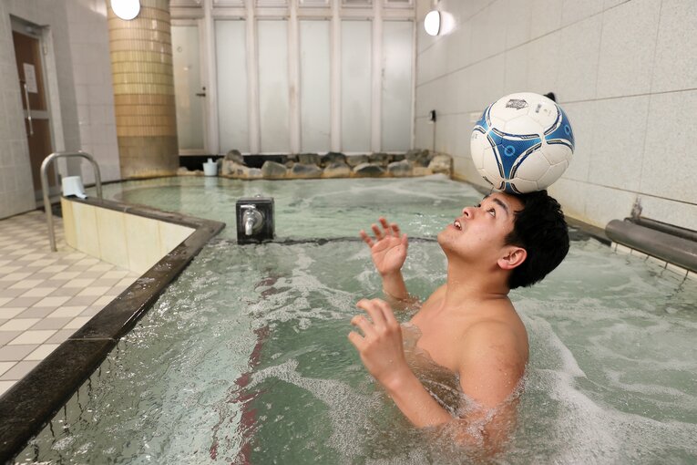 湯船ではサッカーボールと戯れるシーンも　©︎Shigeki Yamamoto