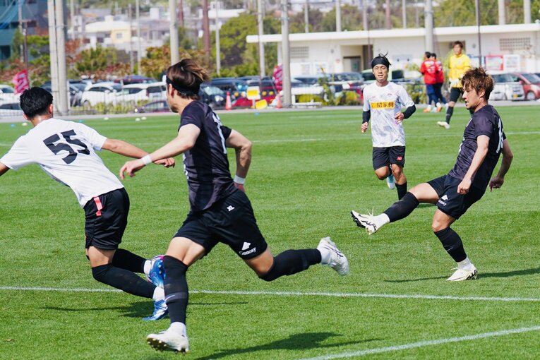 関根とオーバーラップをかける渡邊凌磨　©Atsushi Iio