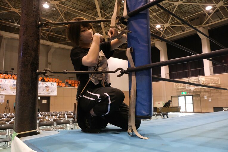 安納自身もリング設営など準備に加わった