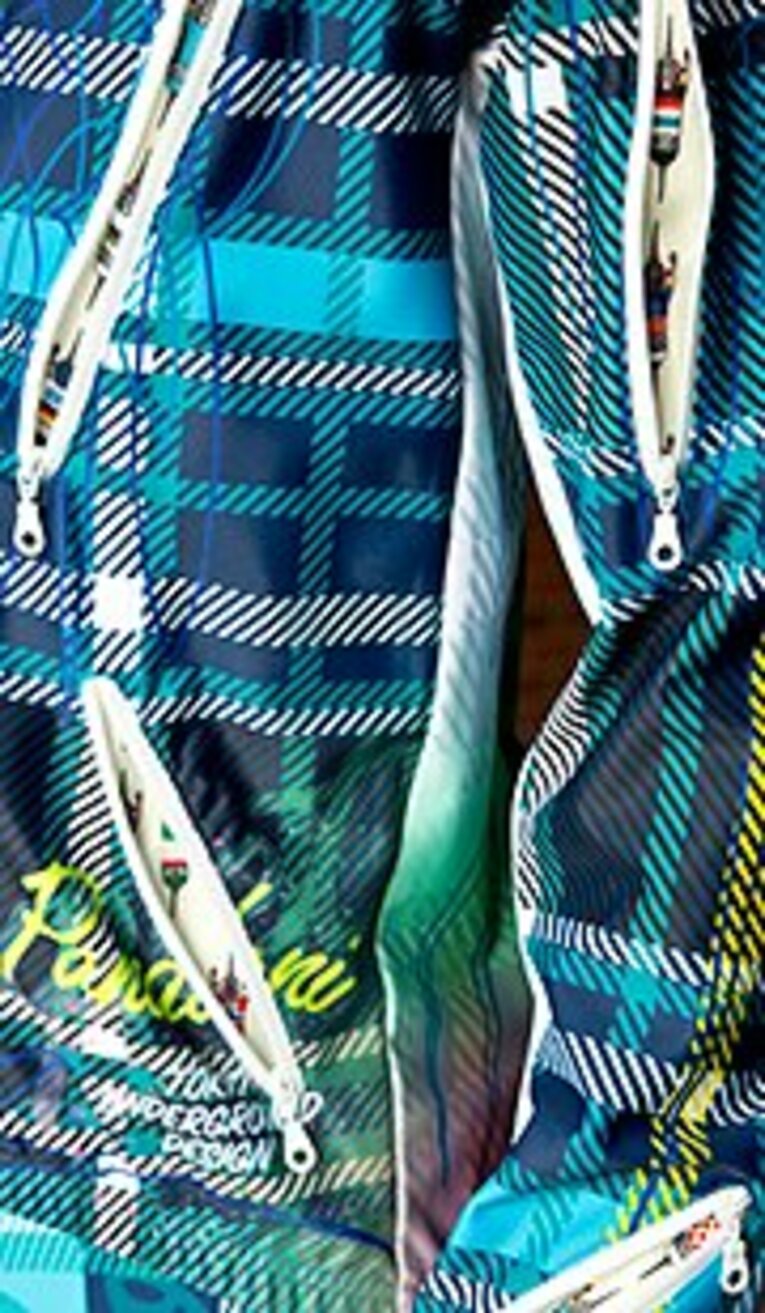 機能性のこだわりも強い。走行中の体温調節を行うベンチレーションを、袖や胸などに配置。しかも、最高級の止水ファスナーを贅沢に使っているのだ。 