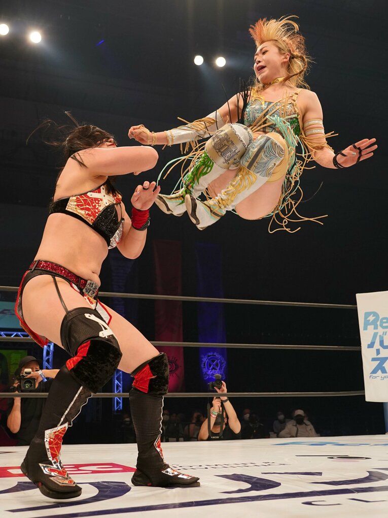 身体能力を活かした高打点のドロップキック