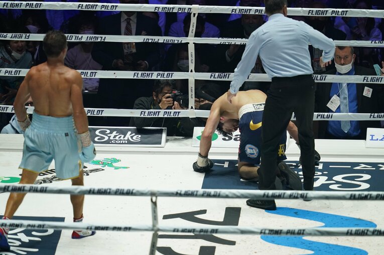 9回2分11秒、村田陣営のタオル投入によって試合は　©Getty Images