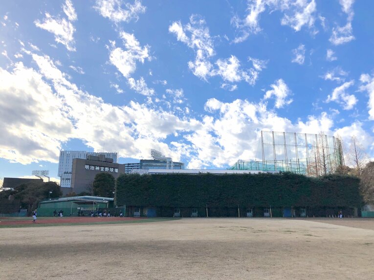 正面の木立の向こうはヤクルトの室内練習場。左手のカラフルな人工芝のエリアが、プロも使用する「コブシ球場」 ©Kenichi Tazawa