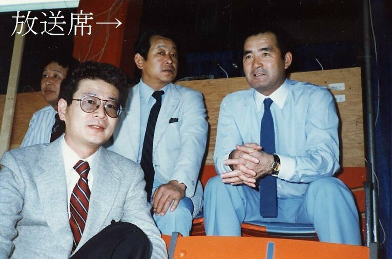 1981年、ワールドシリーズの放送席で。手前が岩佐さん、長嶋茂雄の左は吉田義男