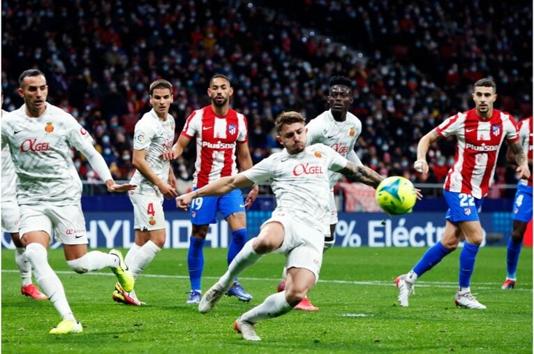 久保建英が“鉄壁アトレティコDF”をミスらせた　今季初ゴール写真に感じる「タケの厄介さ」とは〈撮影者の視点〉(12)