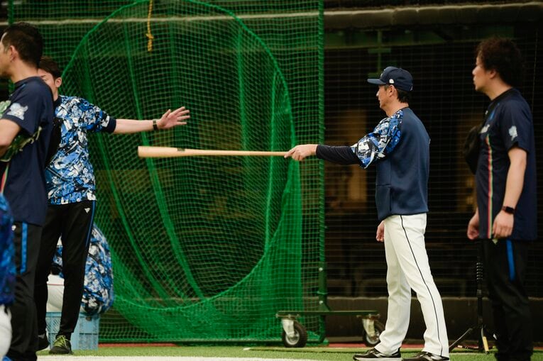 練習を見つめる西口文也監督　©Wataru Sato