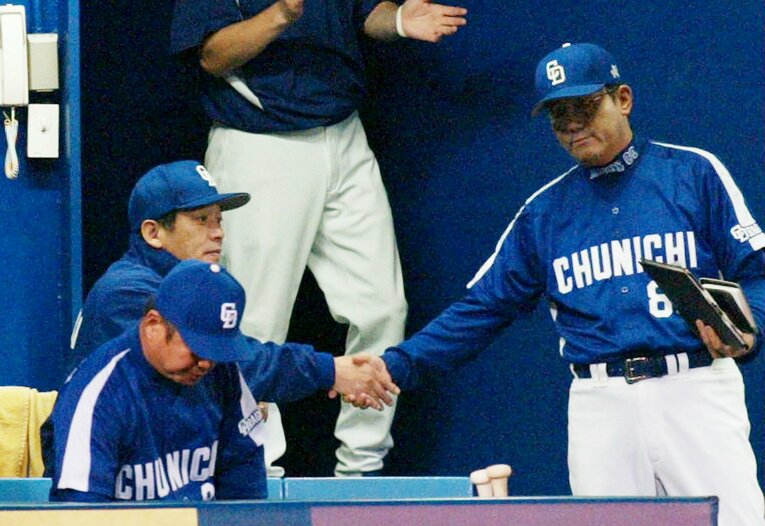 落合監督と握手する森コーチ　©JIJI PRESS