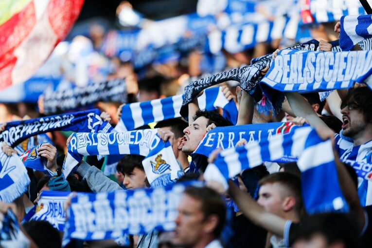 「クボはノルマル（普通）よ」辛口おばあちゃんにバルで遭遇も…カメラマンが撮った久保建英21歳の“軽快ドリブル＋母・祖母のような愛”(10)