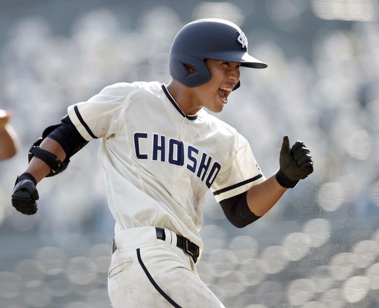 10回表、適時三塁打を放ち笑顔の大坪