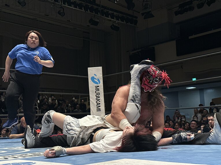 スワイプすると「エル・デスペラードvs葛西純」など激闘写真をご覧になれます　©Norihiro Hashimoto