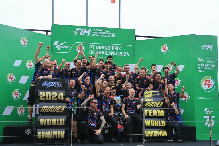 チーム関係者と喜びを分かち合う小椋　©Satoshi Endo