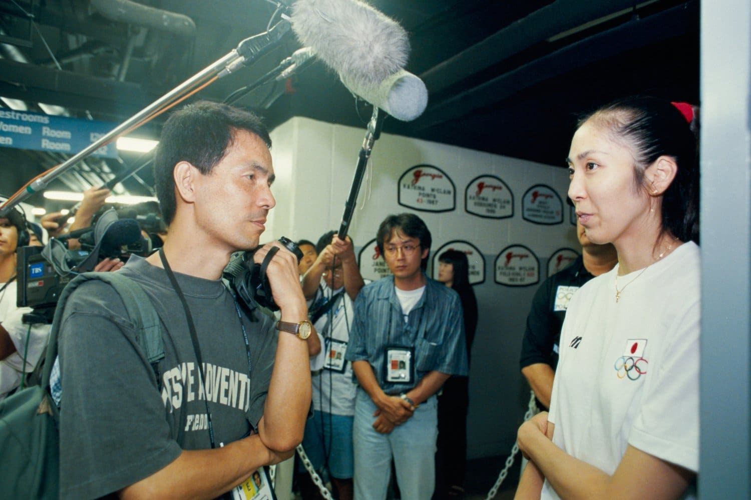 アトランタ五輪で沢木耕太郎氏の取材を受ける大林素子　©JMPA