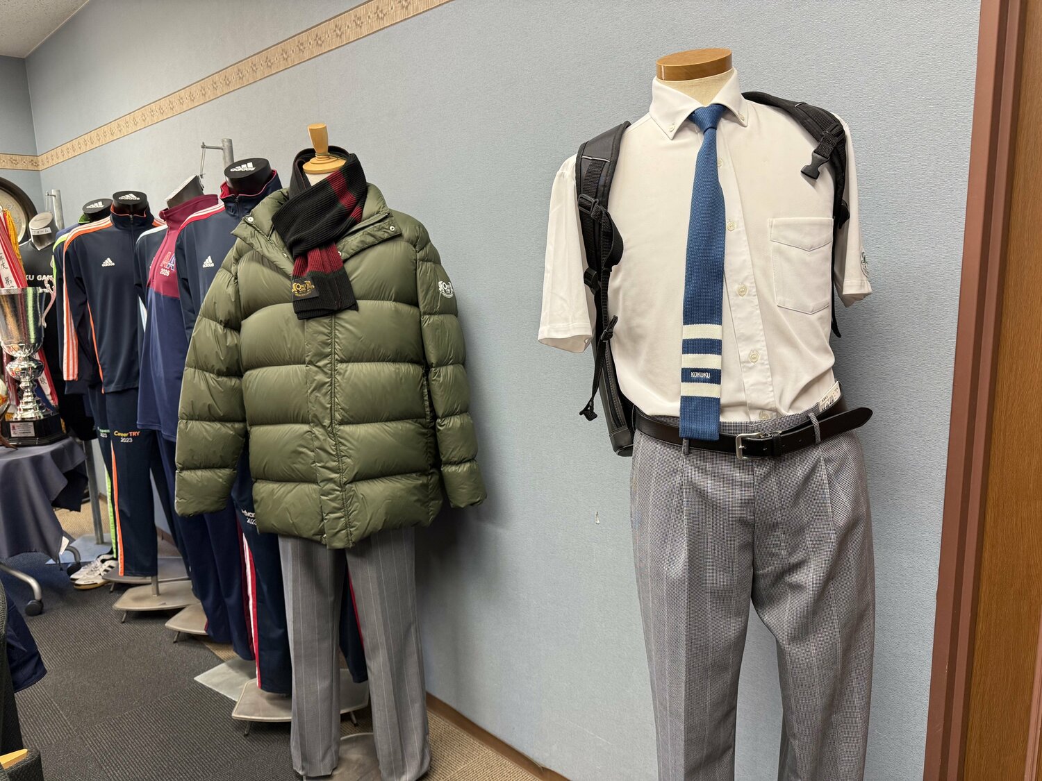 「一般生徒のジャージもアディダス製ですし、ワンマイル（1・6キロ）の買い物に行っても恥ずかしくない体操服にしようというコンセプトのもと、デザインを決めてきました」 ©Yuji Yanagawa