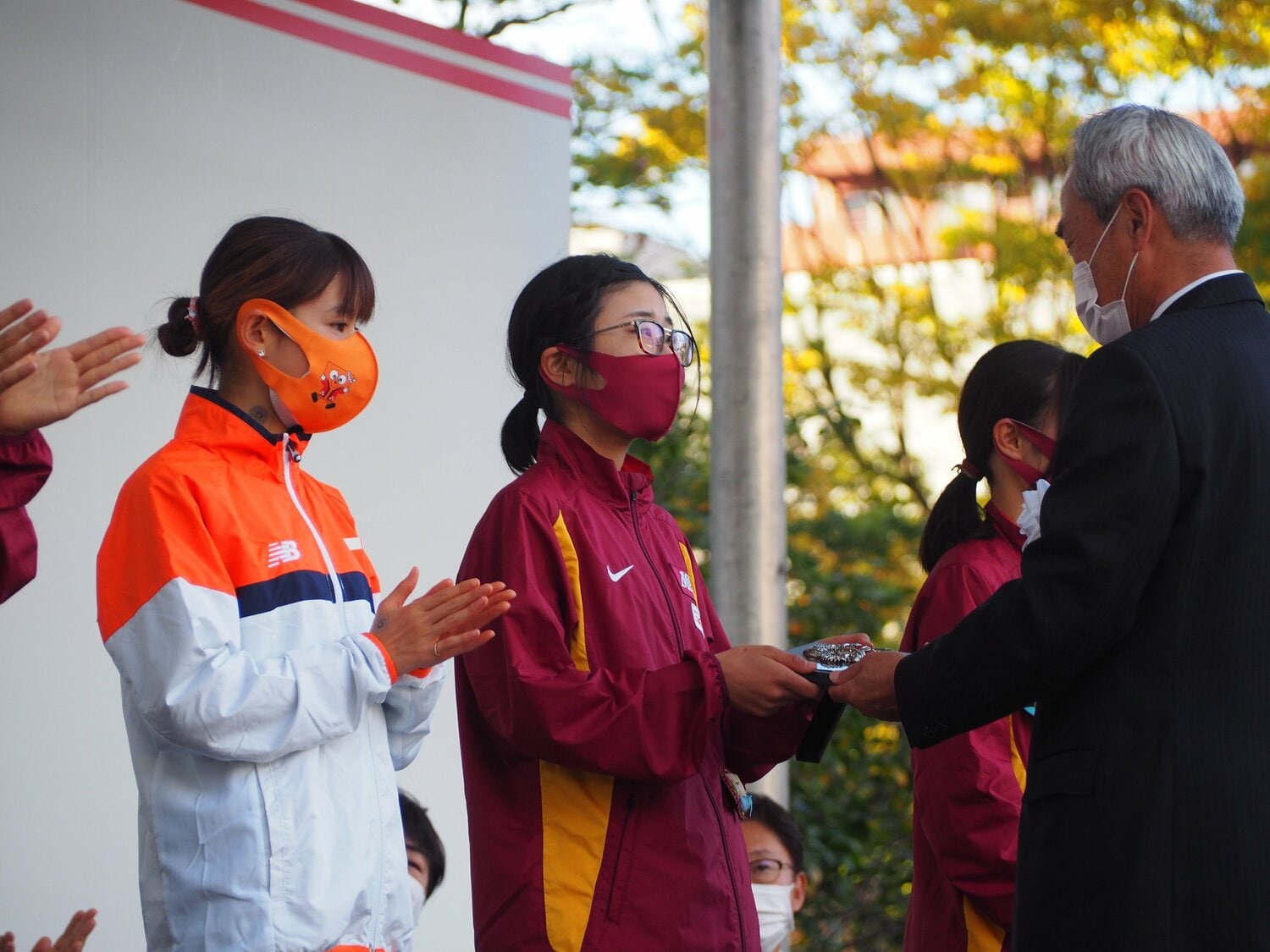 区間賞の表彰で拍手する不破の右手の小指には、姉とのお揃いのリングがつけられていた　©Yu Saito