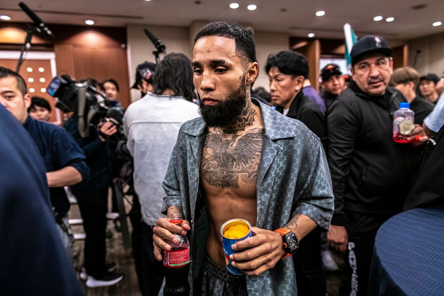 計量後にコーラと桃の缶詰を手にするネリ　©Takuya Sugiyama