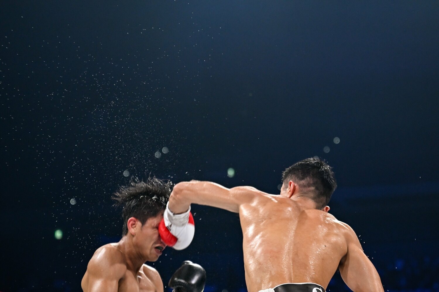 突き刺さるような中谷潤人の強烈なパンチ　©︎Hiroaki Yamaguchi