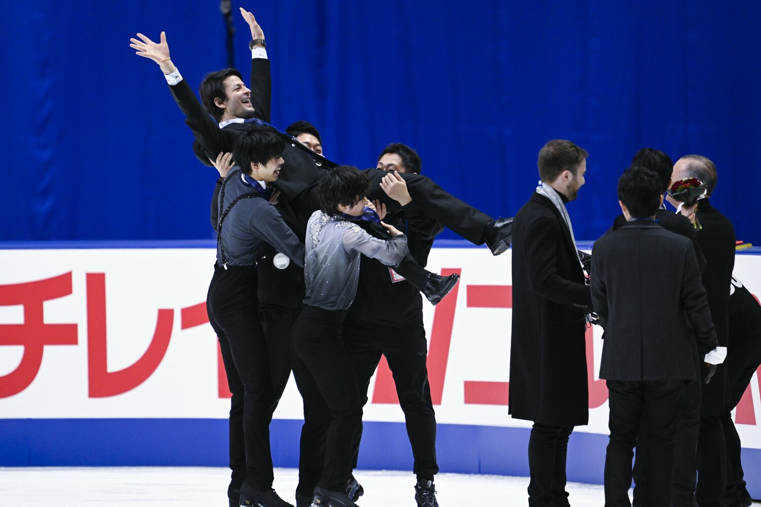 ランビエルコーチを胴上げする１・２フィニッシュの宇野と島田　©︎Asami Enomoto
