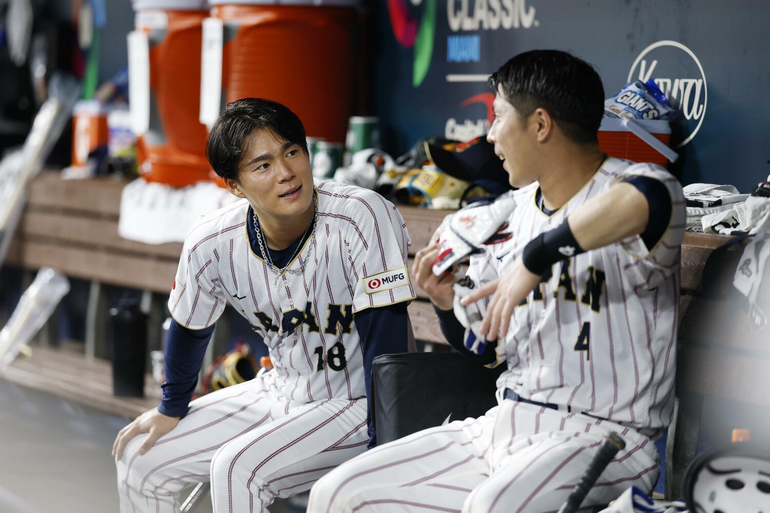 久しぶりに山本由伸のボールを受けた若月健矢　©︎KYODO