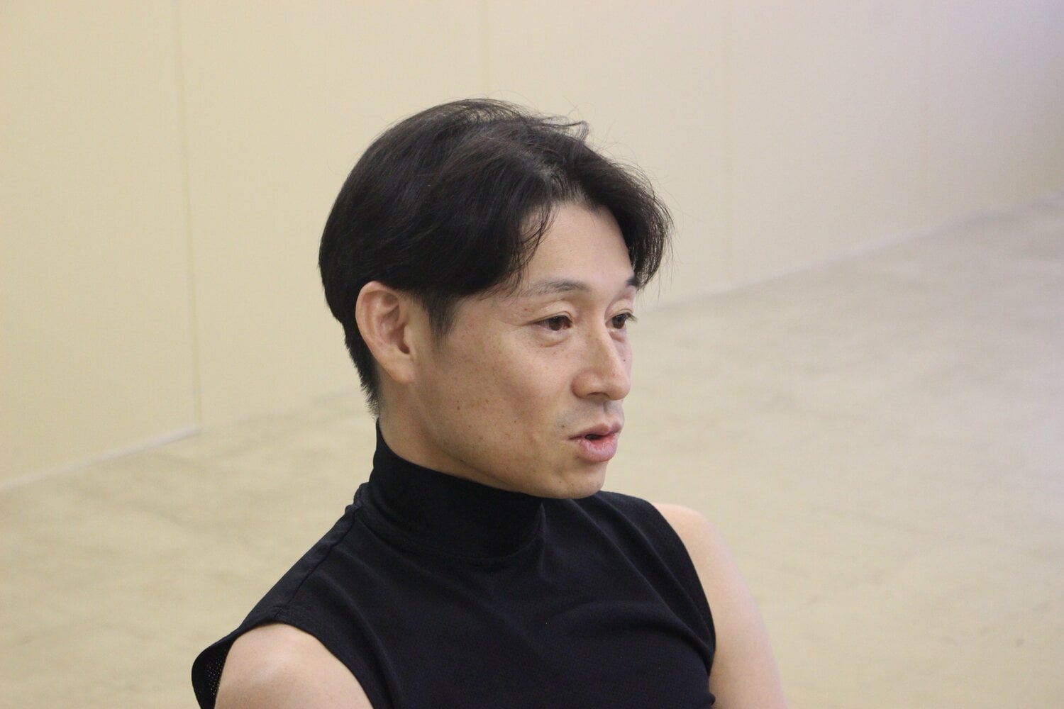 インタビューに応じる御神本訓史 ©Number Web