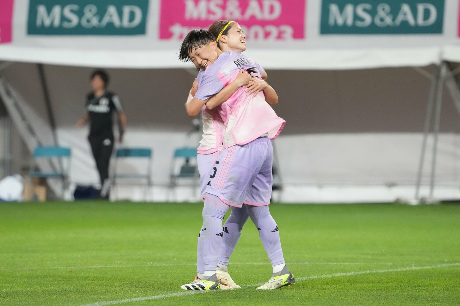 2023年、W杯前の強化試合で長谷川とハグする藤野　©Masashi Hara/Getty Images