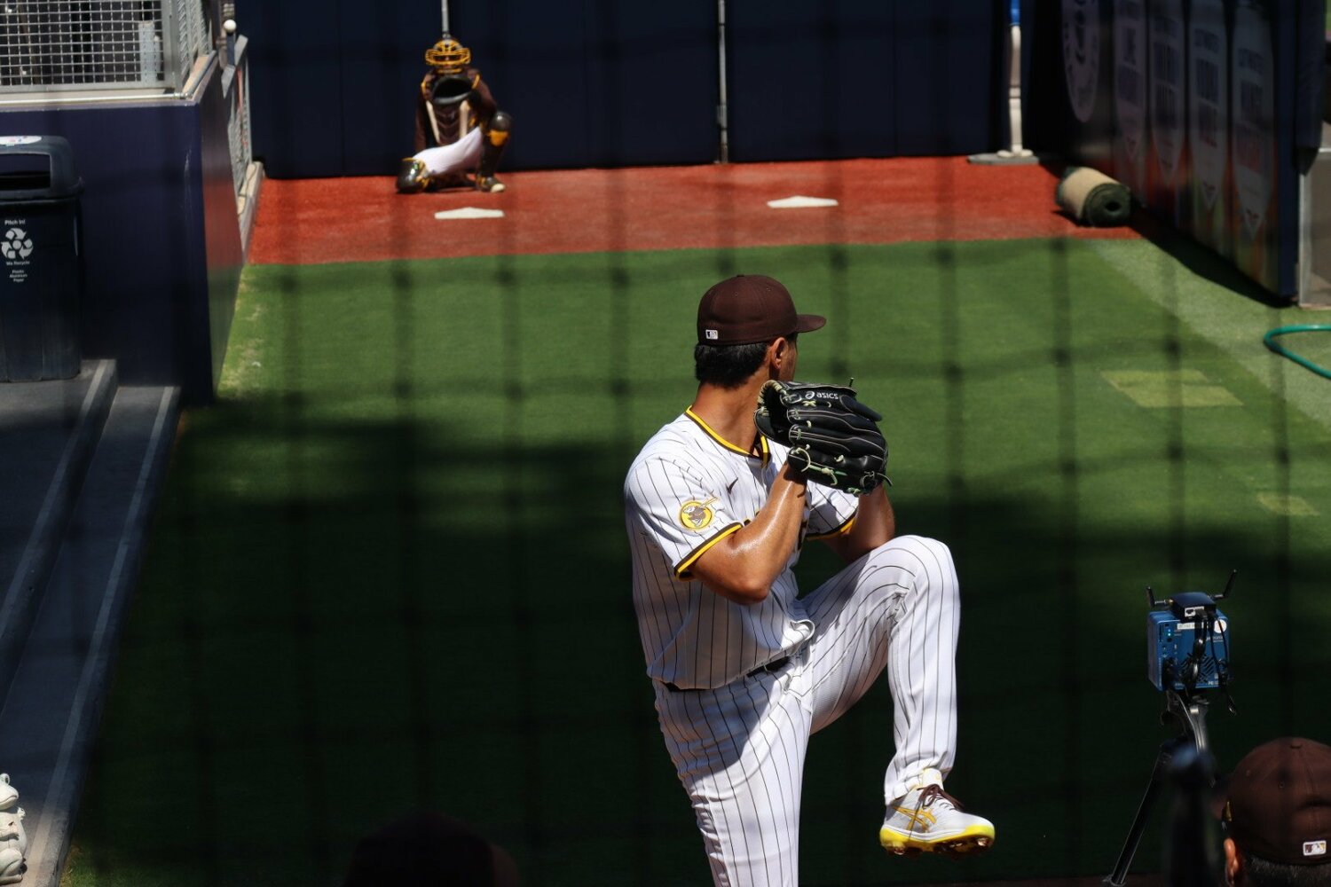 ブルペンで感触を確かめるダルビッシュ　©Yuki Yamada