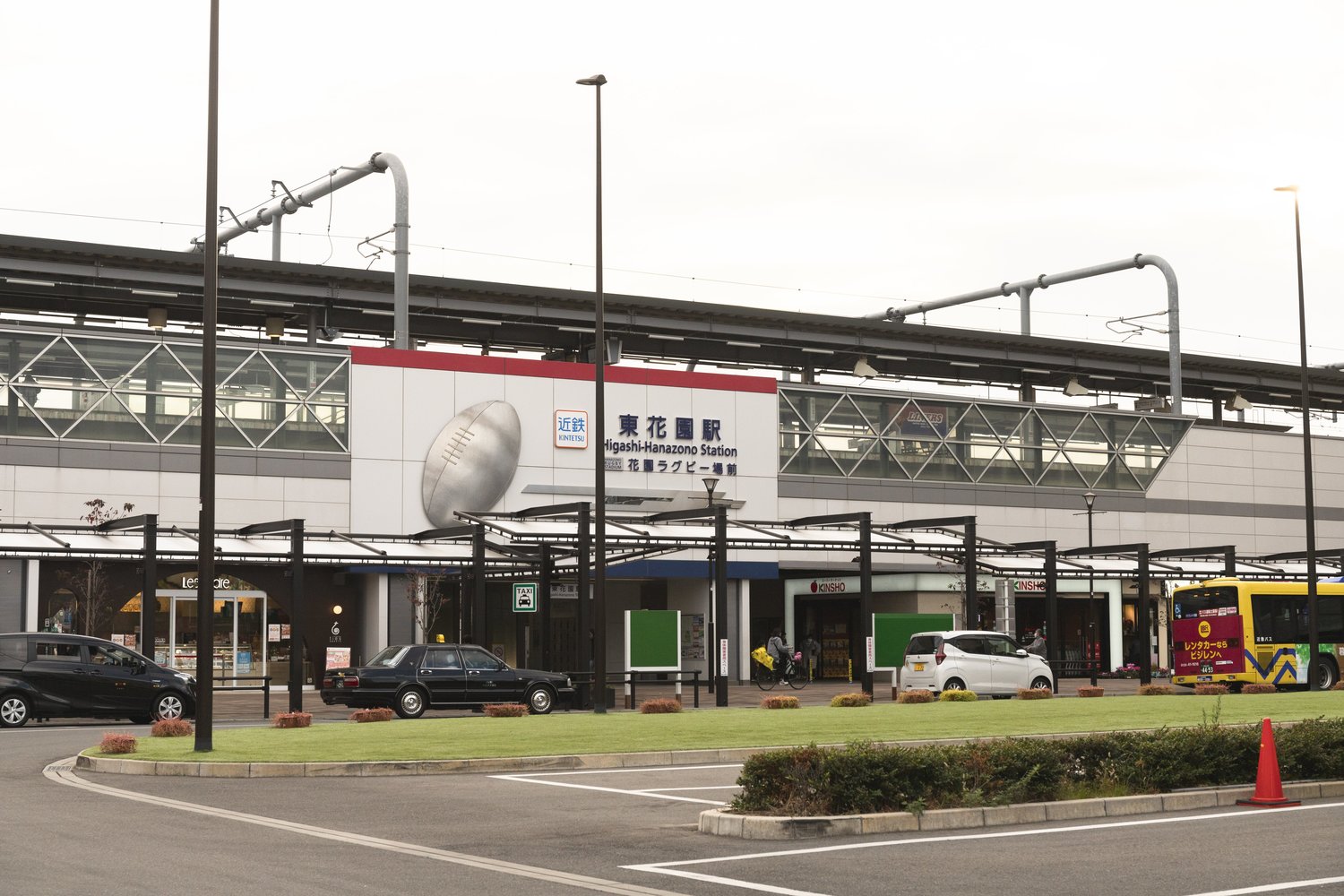 駅舎の壁面に巨大なラグビーボールが