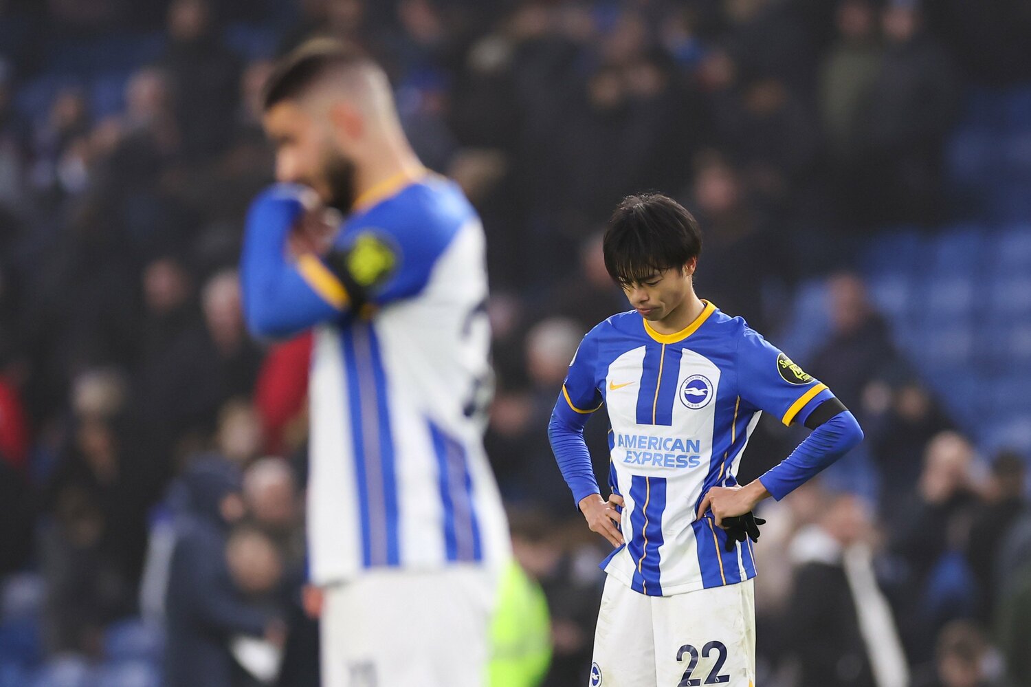 現地2月18日、ホームでフラムに0-1敗戦。試合終了後に悔しそうな表情を見せた三笘薫　©Getty Images