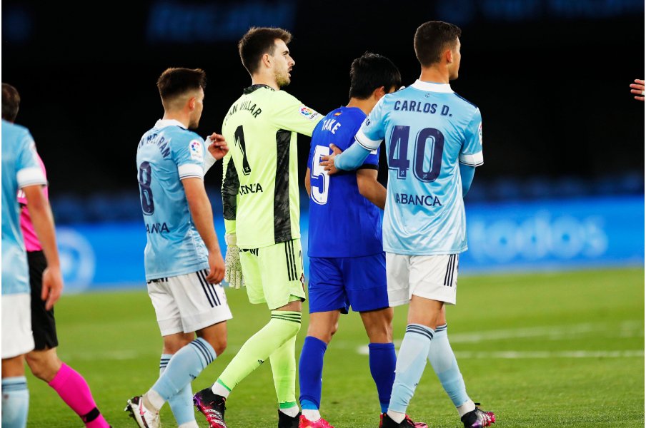 対戦相手に慰められる場面も©Daisuke Nakashima