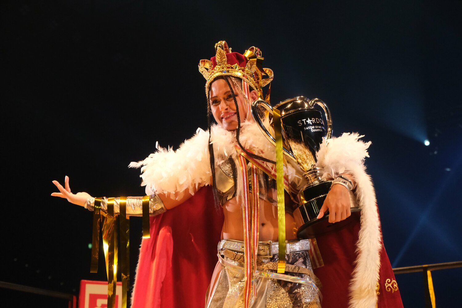 表彰式で王冠とガウンを身にまとう。リーグ戦恒例のセレモニー　©Norihiro Hashimoto