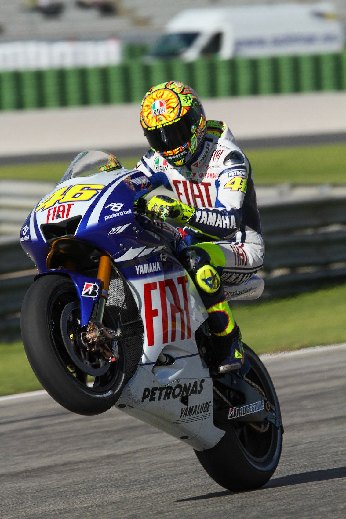 派手なパフォーマンスはロッシの真骨頂。コース上でもコース外でも多くのファンを楽しませた　©Satoshi Endo