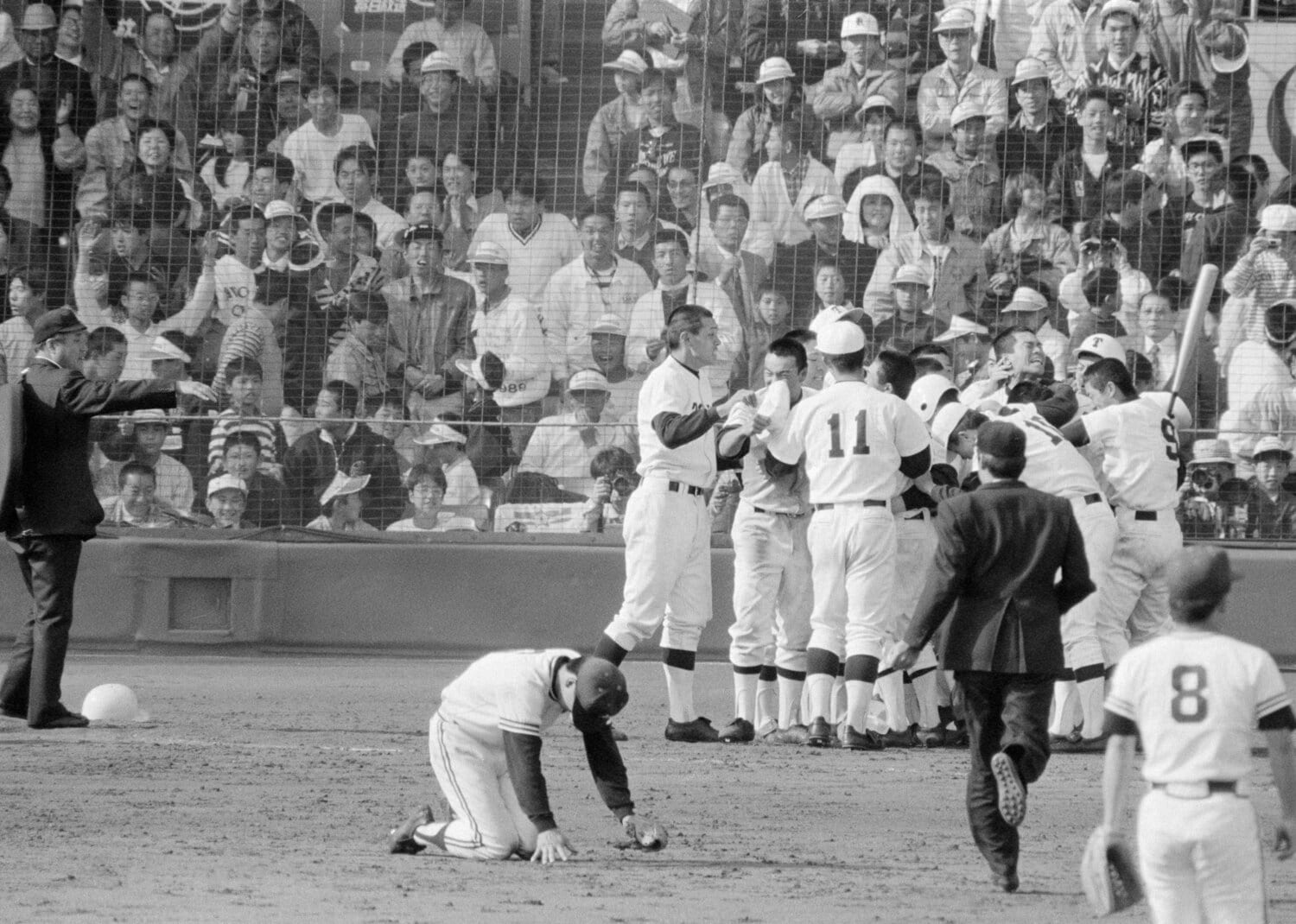 サヨナラ負けを喫した89年センバツ決勝。主将・元木大介がガックリと突っ伏す ©JIJI PRESS