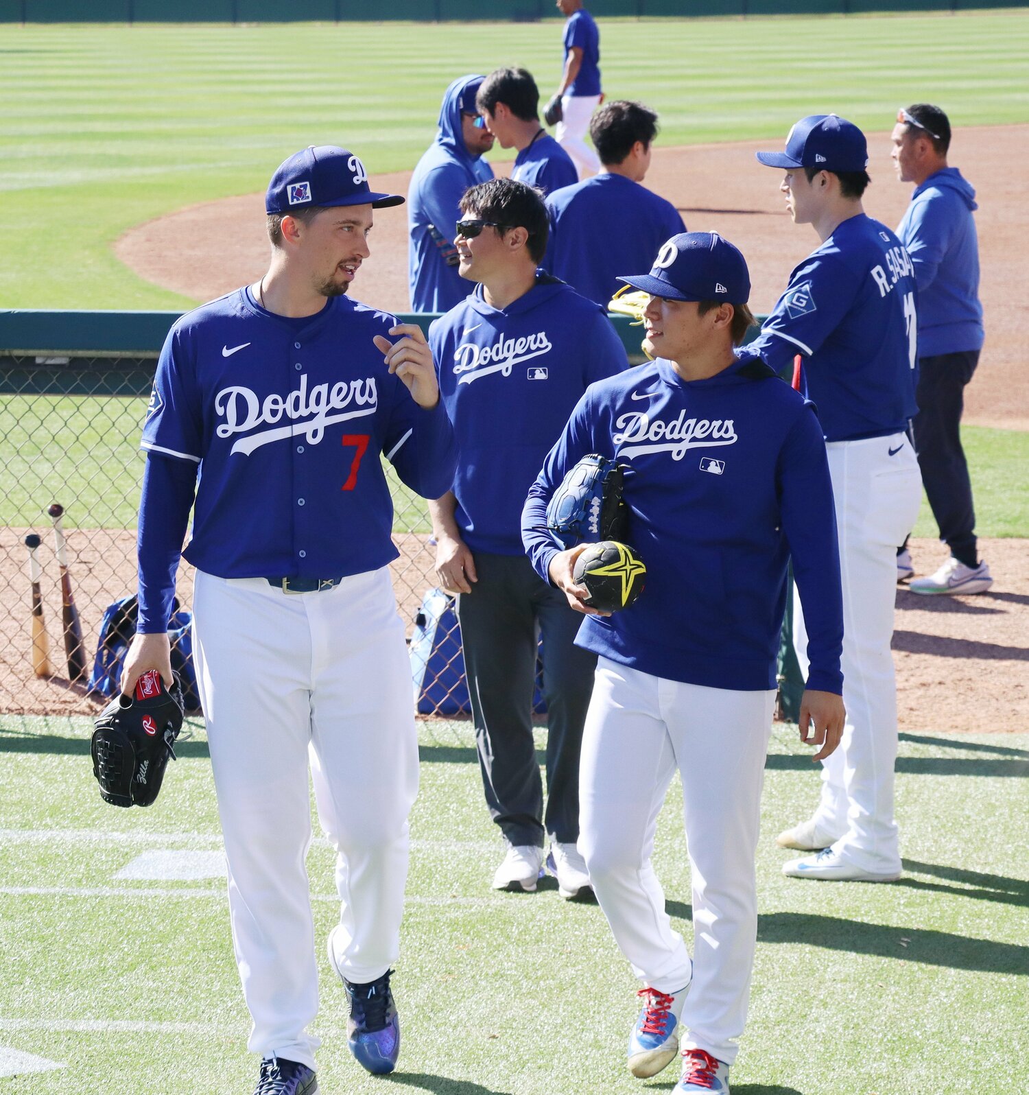 スプリングトレーニングで話し合うスネルと山本由伸。スネルは193cm、山本は178cm ©JIJI PRESS