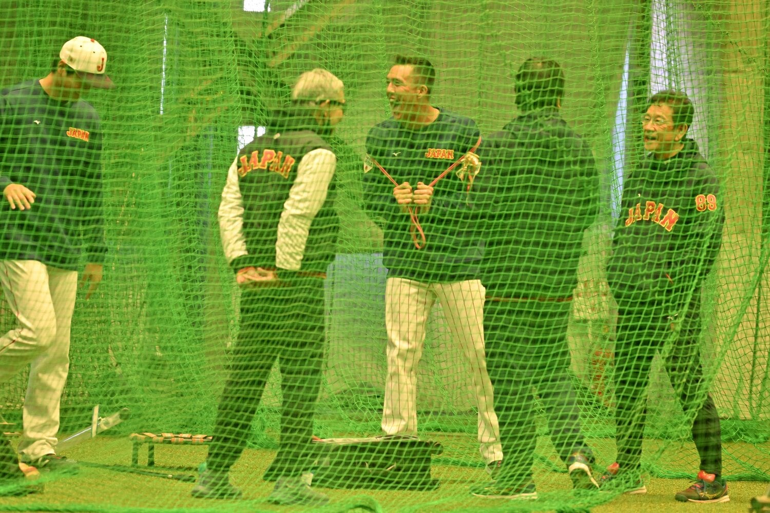WBC中の一コマ。大谷翔平やヌートバーらと談笑する栗山監督(右) ©Naoya Sanuki