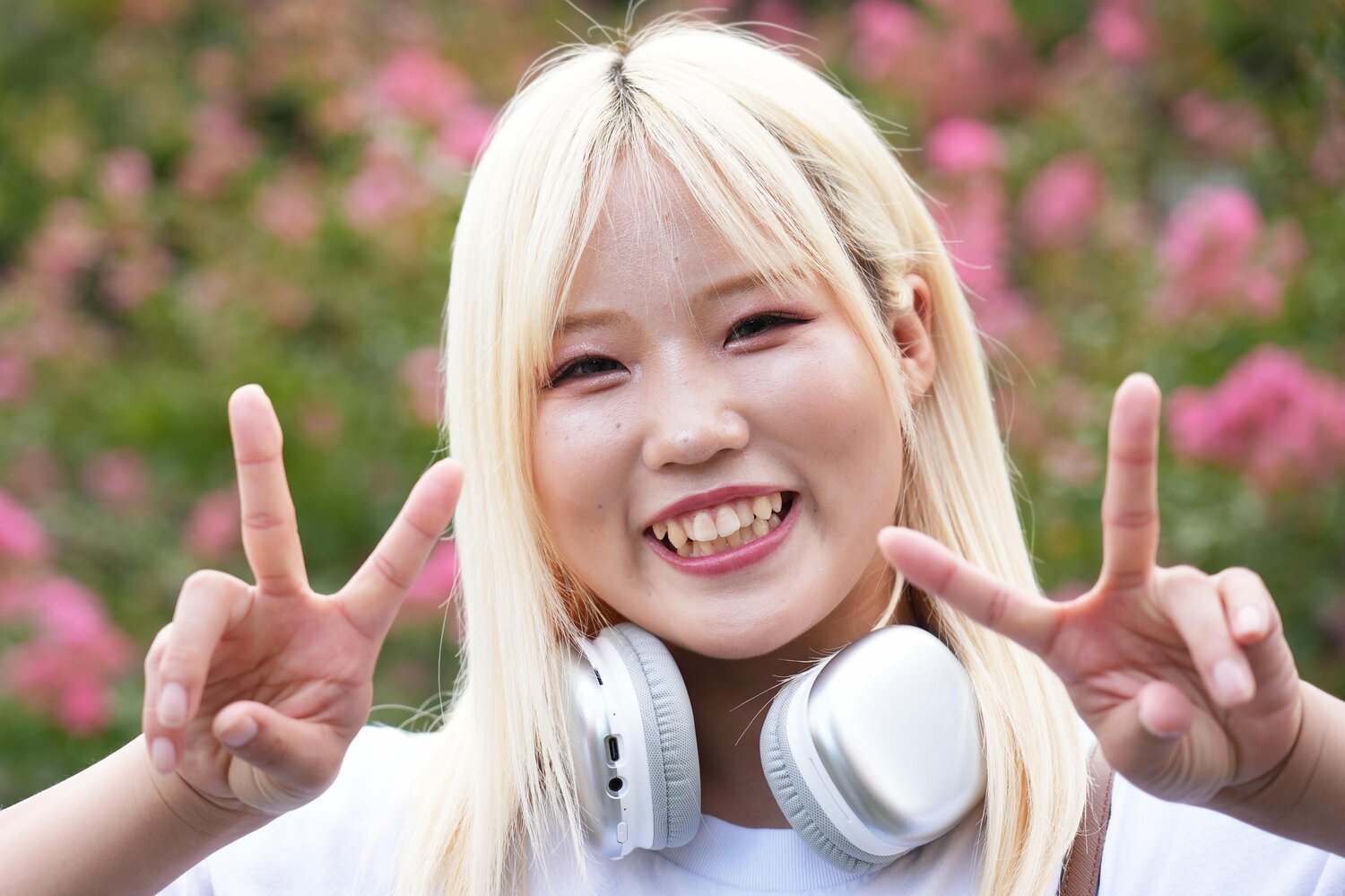 笑顔でピースをするビクトリア弓月 ©Essei Hara