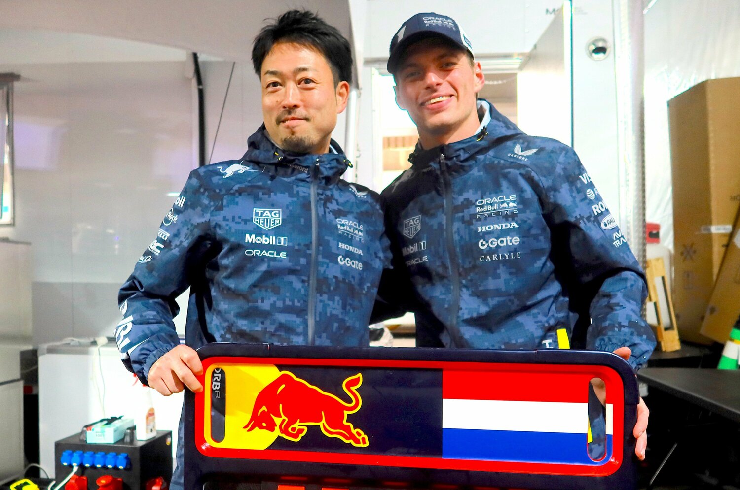 共に戦って150戦目のラスベガスGPで、フェルスタッペンと勝利を祝う折原氏 ©Masahiro Owari