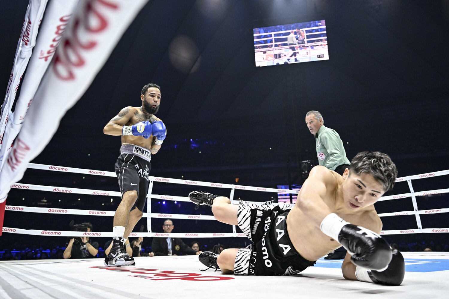 1ラウンド、ネリの左フックが顔面を捉える。井上は転がるようにダウンを喫した　©Hiroaki Yamaguchi