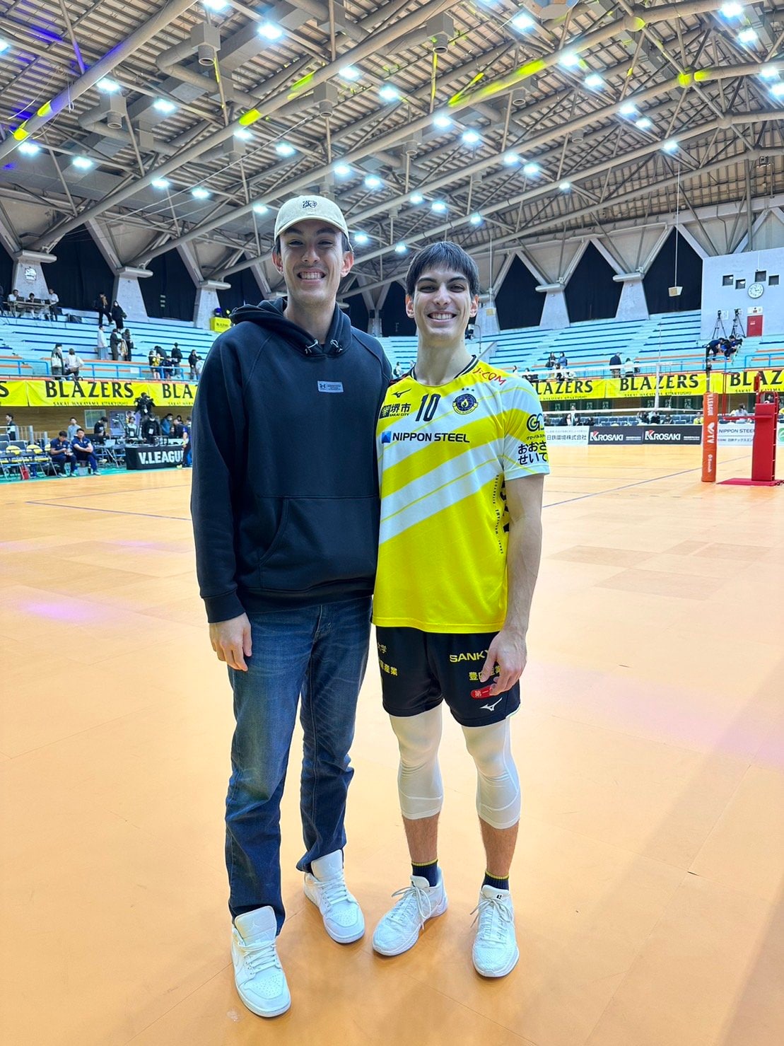 先日、日本製鉄堺ブレイザーズのホームゲームに駆けつけた兄・飛勇と（本人提供）