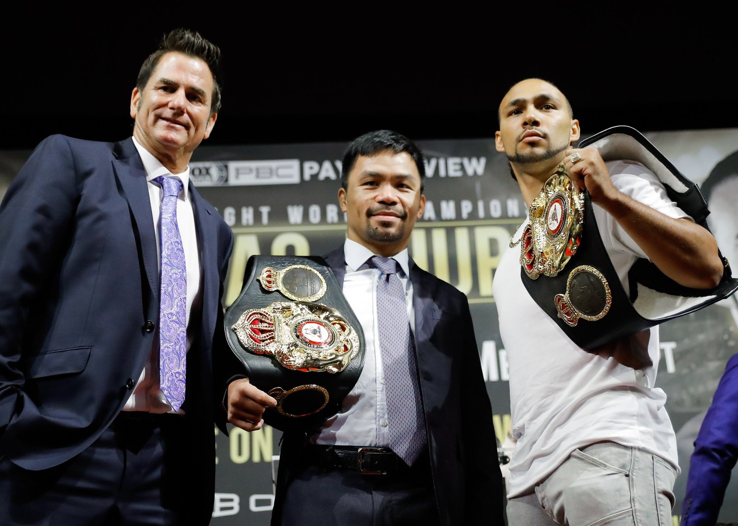 今回取材に答えたショーン・ギボンズ・プロモーター（左）。中央はマニー・パッキャオ　©Getty Images